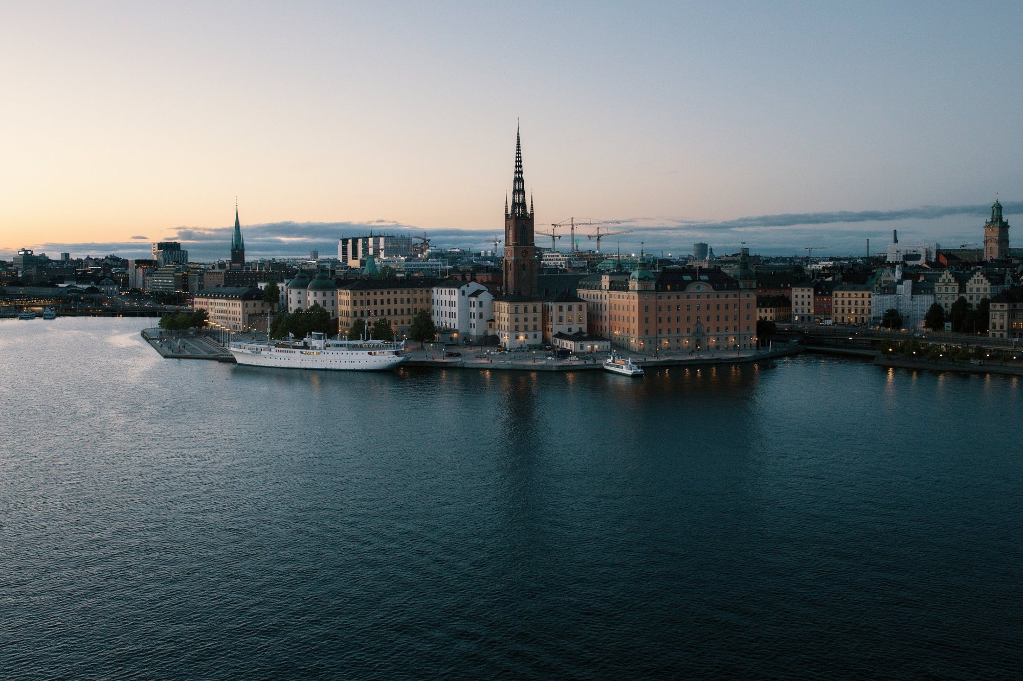 Riddarholmen i Stockholm i skymning